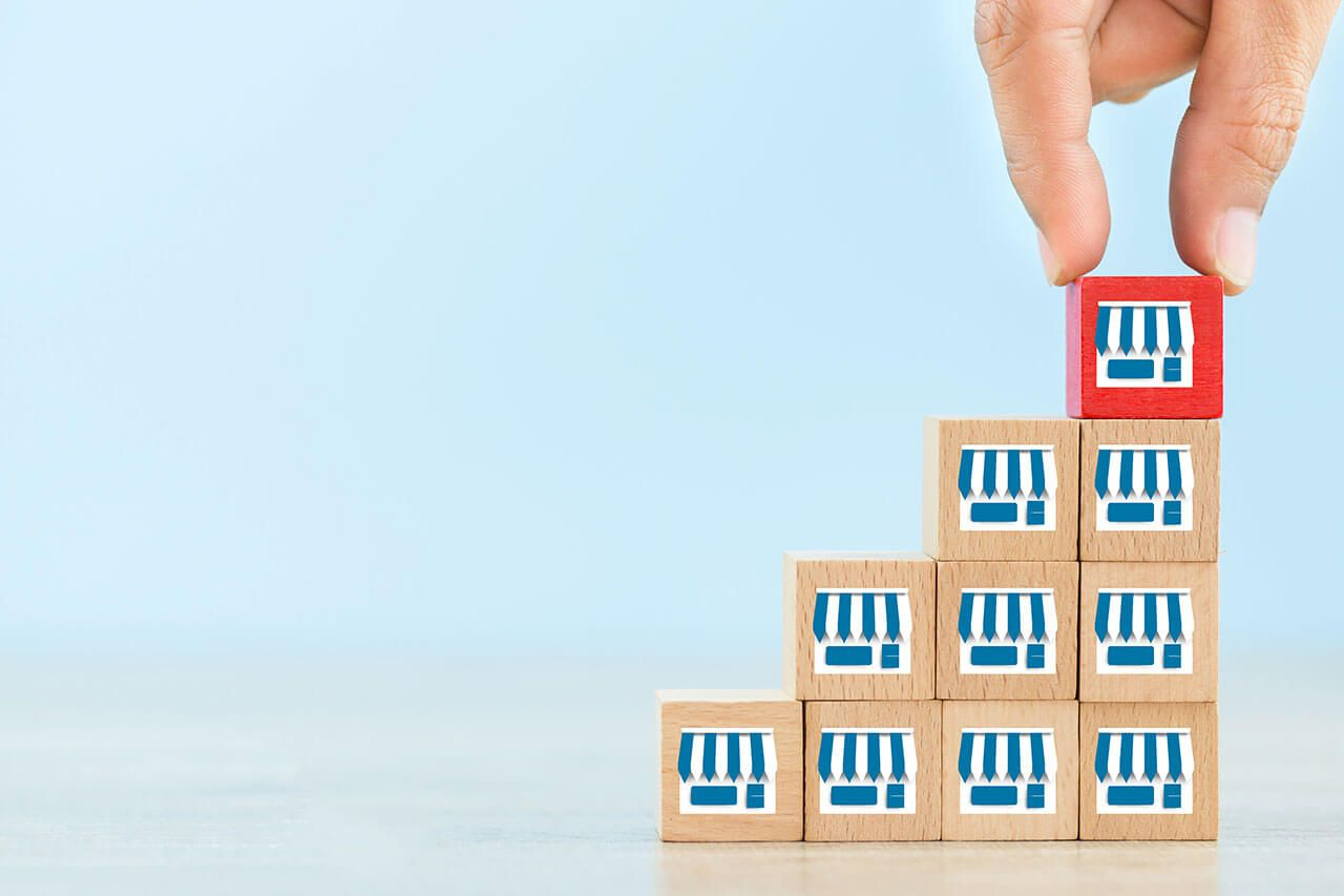 What are the advantages and disadvantages for the franchisee?