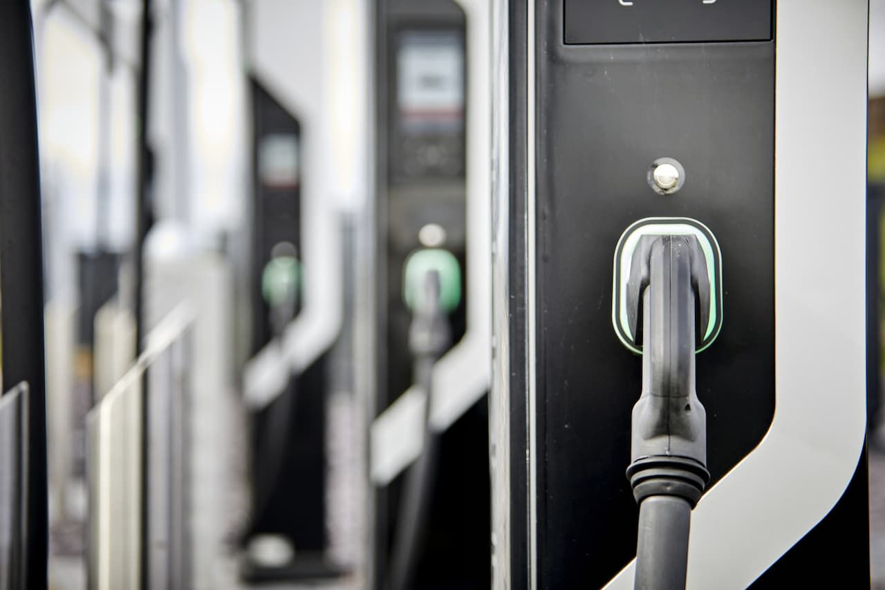 The Pros & Cons of Adding Electric Commercial Vehicles to Your Fleet